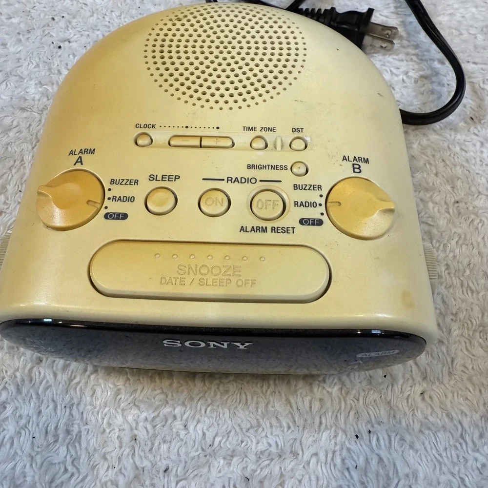 Sony Dream Machine ICF-C318 Dual Alarm Clock Radio AM/FM White Yellowed Vintage
